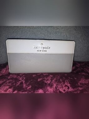 ♠️kate spade♠️ Two-Tone White and Light Gray Zip-Around Wallet